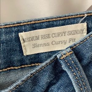 Guess jeans size 32 medium rise curvy skinny fit